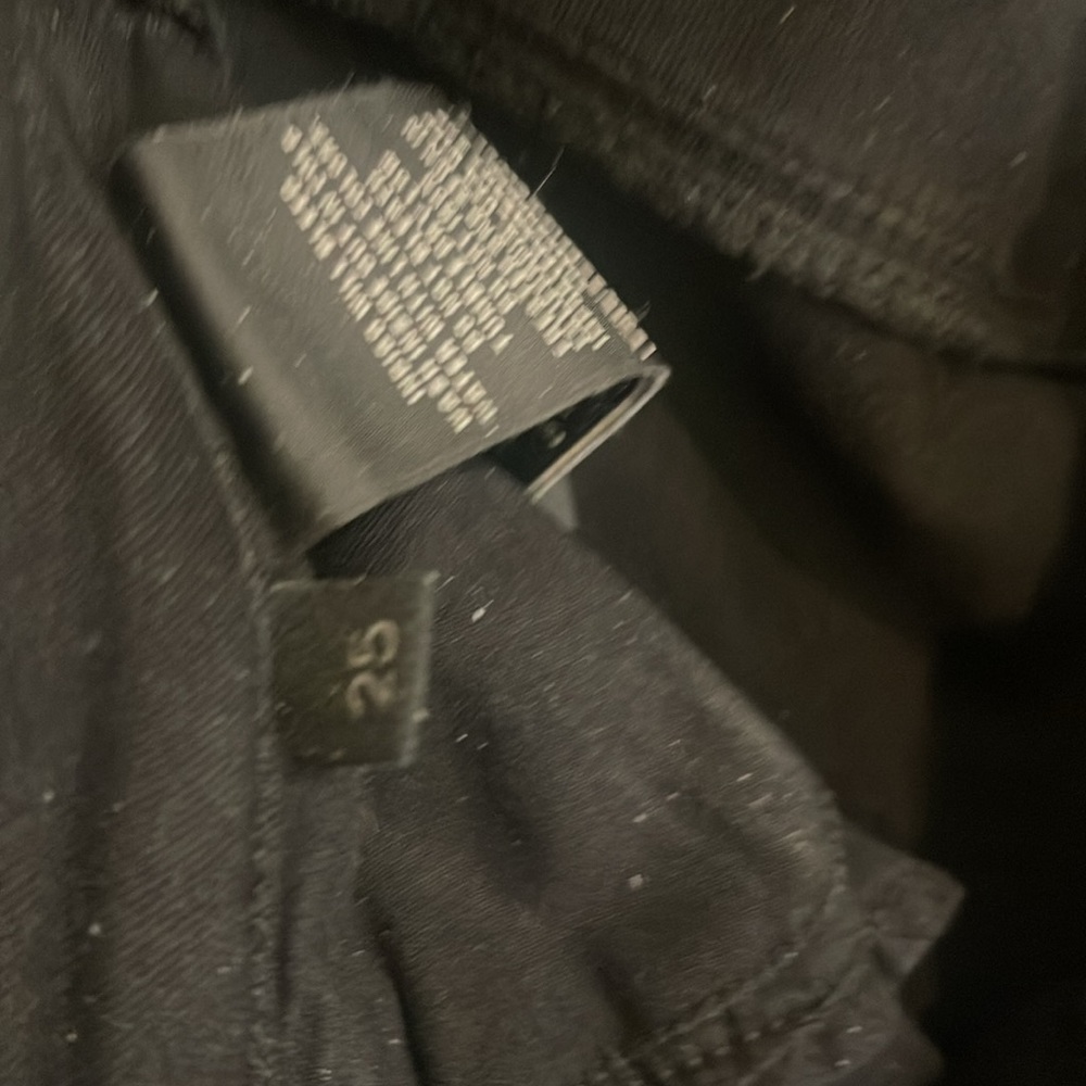 J brand velvet pants size 25
Cute black pants 
Great condition - Picture 4 of 5